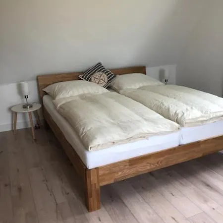Die Graefin Auf Ruegen - Ferienappartements Parchtitz Exterior photo